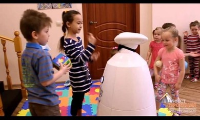 Интерактивный рекламный робот Гефест Проекция на благотворительной акции в детском саду